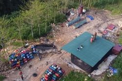 Cảnh sát phát lộ xưởng tái chế dầu nhớt thải trái phép quy mô lớn trong rừng
