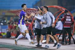 Hà Nội FC chạm một tay vào chức vô địch