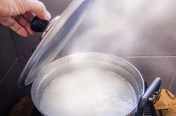 Nấu cơm canh đúng lúc mở vung sẽ hứng trọn tinh chất quý, cực tốt cho sức khỏe