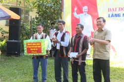 Chủ nhiệm Ủy ban Kiểm tra Tỉnh ủy Thái Thanh Bình dự Ngày hội đại đoàn kết tại làng Mrông Ngó 3
