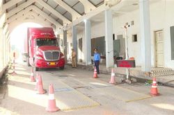 Lập trạm kiểm soát tải trọng lưu động xử lý xe quá tải trên Quốc lộ 9