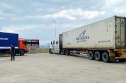 Lái xe đầu kéo chắn ngang cao tốc gây ùn tắc rồi 'cãi cùn' CSGT