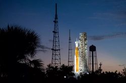 NASA hoãn kế hoạch phóng tên lửa lên Mặt trăng