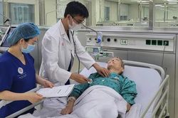 Cứu sống bệnh nhân 100 tuổi đột quỵ não
