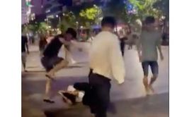 Tạm giữ 7 người bán hàng rong đánh 2 thanh niên ở phố đi bộ Nguyễn Huệ