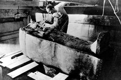 Công bố loạt ảnh chấn động về cuộc khai quật lăng mộ pharaoh Tutankhamun