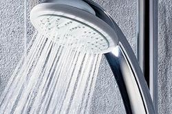 Bé trai 10 tuổi tử vong nghi do bị điện giật từ vòi hoa sen