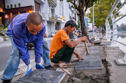 Lan can hồ Tây dọc phố Nguyễn Đình Thi được thay mới toàn bộ