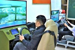 Người học lái xe ô tô phải leo núi, đi vào đường cao tốc trên cabin ảo