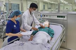 Cứu sống thành cụ ông 100 tuổi bị đột quỵ não