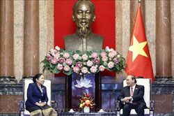 Chủ tịch nước Nguyễn Xuân Phúc tiếp Trưởng Ban Tổ chức Trung ương Đảng NDCM Lào