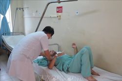 Cán bộ y tế nghỉ việc, bệnh viện hoạt động khó khăn