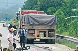 Va chạm với xe đầu kéo, hai vợ chồng thương vong trên QL8A
