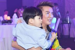 Bé Polo Huỳnh đứng trong cánh gà chăm chú cổ vũ màn trình diễn của Đàm Vĩnh Hưng - Lệ Quyên