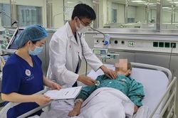 Cứu sống cụ ông 100 tuổi đột quỵ não