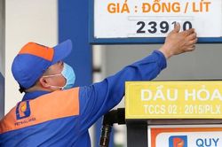 Tin giả về giá xăng chót vót