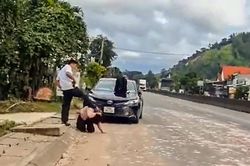 Người đàn ông đạp liên tiếp vào đầu một phụ nữ giữa đường