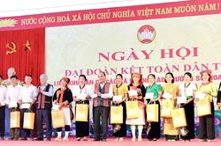 Chủ tịch nước Nguyễn Xuân Phúc dự Ngày hội Đại đoàn kết tại Lai Châu