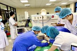Chủ quan sau khi bị que gỗ đâm vào đuôi lông mày, người đàn ông suýt mất mạng
