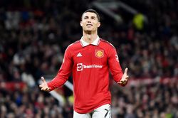 Lý do Ronaldo bị gạt khỏi đội hình MU
