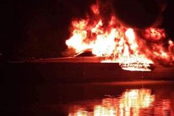Du thuyền cháy lớn rồi chìm trên sông Sài Gòn, 3 người được giải cứu