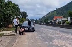 Người đàn ông dùng chân đạp vào đầu người phụ nữ trên đường gây phẫn nộ