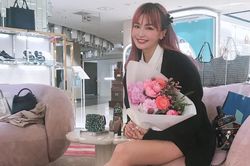 Người mẫu U60 trẻ trung như thiếu nữ 20 khiến cư dân mạng choáng váng