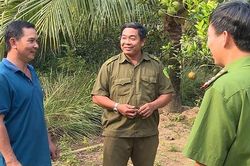 Công an viên cứu người trong lũ dữ