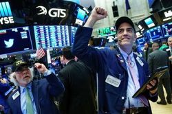 S&P 500 ghi nhận tuần tốt nhất kể từ tháng 6; Giá dầu tăng vọt