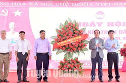 Đồng chí Bí thư Tỉnh ủy Chẩu Văn Lâm dự Ngày hội Đại đoàn kết toàn dân tộc ở khu dân cư thôn Khởn, xã Thái Sơn