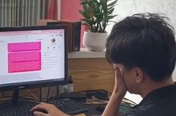 Giám đốc xuống phòng giao việc cho nhân viên, 'quặn lòng' khi nhìn thấy cảnh 'tin nhắn dài sọc'