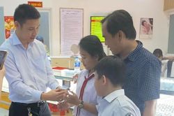 Bé gái hiếu thảo gom tiền lẻ mua vàng tặng ba, chủ tiệm liền tặng luôn chiếc nhẫn