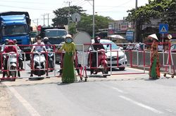 Trường học bên quốc lộ, nên có barie
