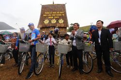 Trao 50 chiếc xe đạp cho học sinh nghèo huyện Chư Păh