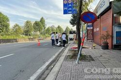 TPHCM: Xe máy lao lề đường tông biển báo, một cô gái tử vong