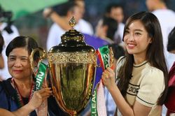 Hoa hậu Đỗ Mỹ Linh tươi rói ăn mừng CLB Hà Nội vô địch