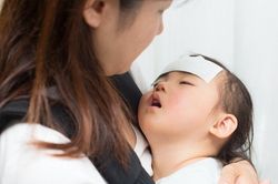 Điều cần tránh khi chăm trẻ sốt xuất huyết