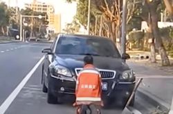 Nam lao công bị đe dọa, bắt quỳ gối vì làm bẩn xe sang ở Trung Quốc