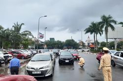 Hàng trăm ô tô đỗ kín đường, CSGT dán giấy phạt nguội