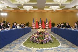 Hình ảnh cuộc gặp thu hút sự chú ý của cả thế giới giữa hai ông Biden và Tập Cận Bình