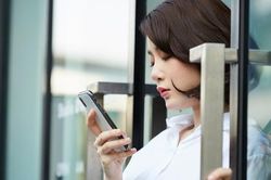 Đọc tin nhắn của anh chồng mà tôi vội đem tiền đi gửi ngân hàng