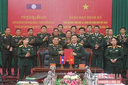 Giao ban định kỳ giữa Bộ CHQS tỉnh Sơn La và Bộ CHQS tỉnh Luông Pha Băng