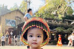 Đốn tim với em bé vùng cao có đôi mắt cười xinh biếc