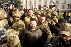 Tổng thống Ukraine Zelensky bất ngờ đến thăm TP Kherson sau khi Nga vừa rút quân