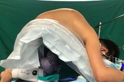 Người đàn ông 10 năm không thể nằm ngửa