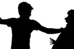 Người đàn ông bị hàng xóm đánh nhập viện