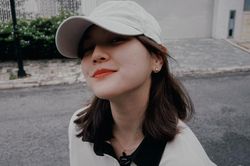 Bị so sánh với mẹ bỉm sữa, Hải Tú đăng ảnh thả dáng rạng rỡ
