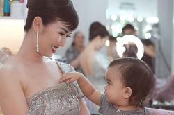 Võ Hạ Trâm bị 'kẻ lạ' vạch áo, danh tính khiến fan cười 'lên bờ xuống ruộng'