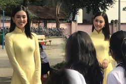 Hoa hậu Tiểu Vy diện áo dài về trường cấp 3: Nhan sắc xinh đẹp bất chấp ống kính của 'team qua đường'