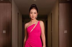 Jennifer Phạm khoe vai trần, 'hack tuổi' cực đỉnh như gái đôi mươi